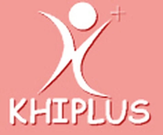 Logo Khiplus de 2002 : une silhouette rouge aux bras levés et le nom KHIPLUS sur fond rose.